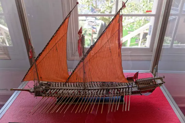 Model ship (3)